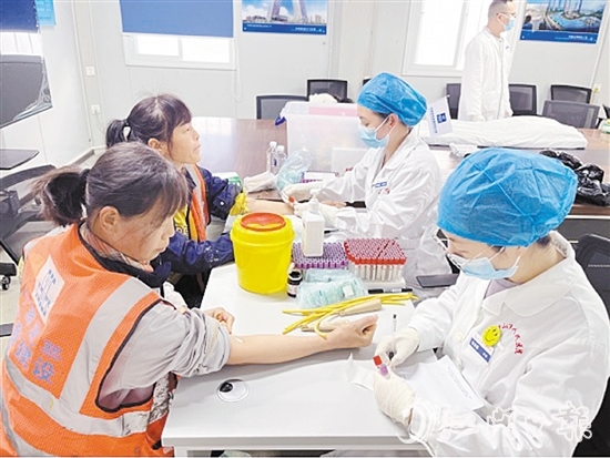 醫(yī)護人員為工友進行身體檢查。