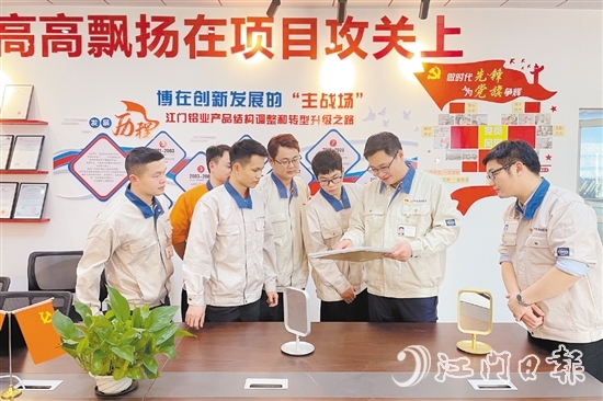 企業(yè)黨員職工帶頭開展研發(fā)攻堅(jiān)。