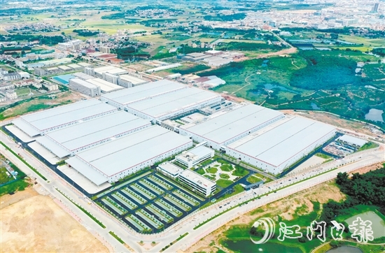 去年鶴山94個(gè)省市重點(diǎn)項(xiàng)目投資完成率達(dá)到132%，排名江門第二。圖為鶴山市隆基光伏科技有限公司。