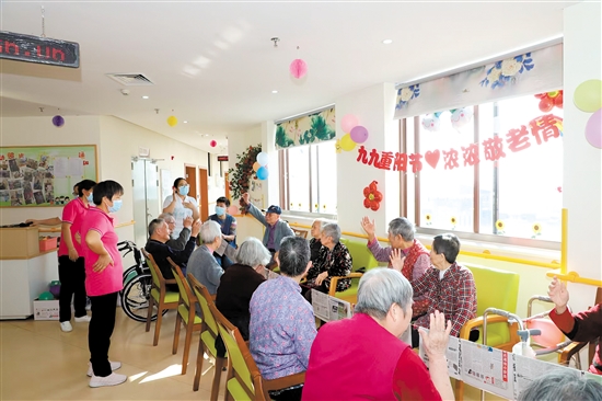 新會(huì)區(qū)養(yǎng)老中心舉辦活動(dòng)，豐富老年人生活。簡家琳
