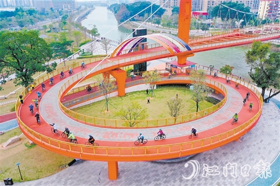 江海區(qū)城央綠廊四道貫通，適合騎行，圖為騎行車愛好者騎行在如意橋上。郭永樂