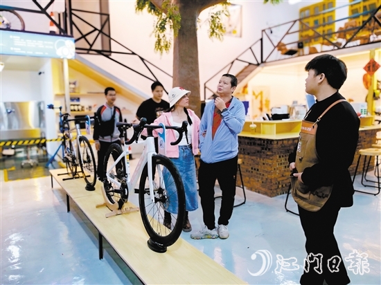 市民在Plan.B自行車生活館選購適宜的自行車。劉瓊