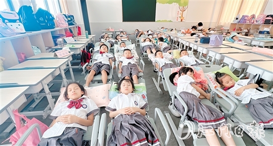 恩平全市共有“平躺睡”床位22905個，城區(qū)小學基本實現(xiàn)全覆蓋，學生們實現(xiàn)“躺睡自由”。