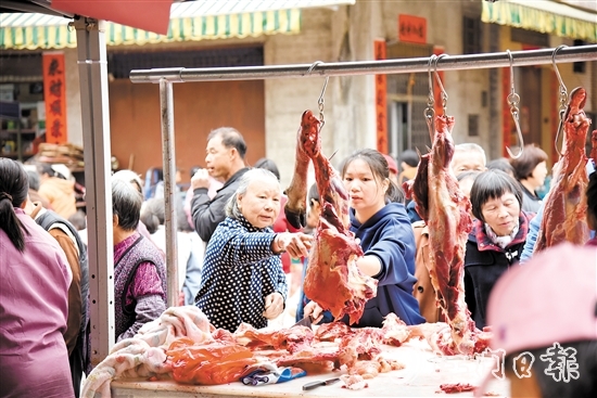 那吉黃牛肉受到歡迎，前來(lái)購(gòu)買(mǎi)牛肉的顧客絡(luò)繹不絕。