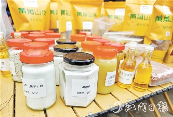 “那吉牛肉圩市”活動(dòng)現(xiàn)場(chǎng)還售賣(mài)當(dāng)?shù)赝撂禺a(chǎn)。