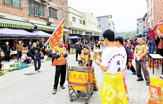 主辦方專(zhuān)門(mén)請(qǐng)了舞獅隊(duì)，動(dòng)感的鑼鼓聲和精彩的舞獅表演瞬間將現(xiàn)場(chǎng)氣氛點(diǎn)燃。