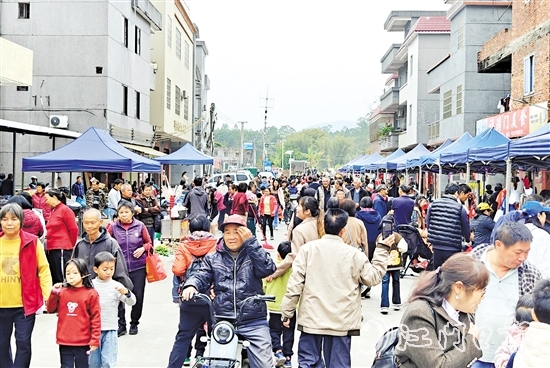 “那吉牛肉圩市”吸引眾多市民游客前來(lái)。