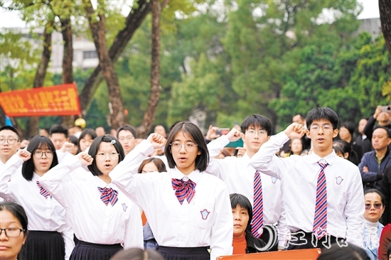 在學(xué)生代表的帶領(lǐng)下，學(xué)生們進(jìn)行了莊嚴(yán)的成人宣誓。