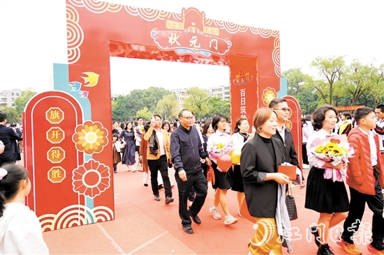 在家長和教師的陪同下，學(xué)生們懷揣對未來的美好憧憬，依次跨過“成人門”“狀元門”。