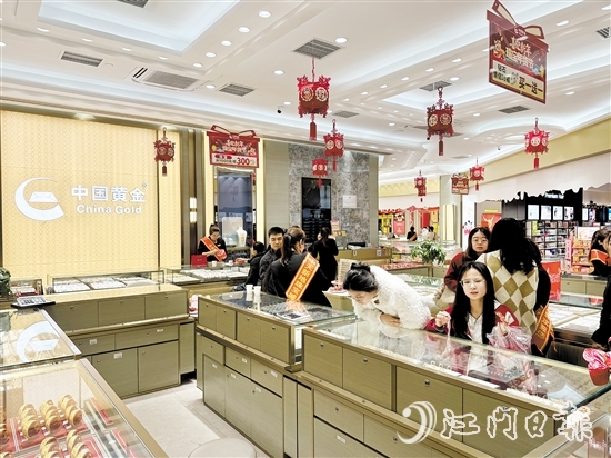 小克重黃金首飾、黃金貼片等“輕量化”產(chǎn)品受年輕消費者青睞。