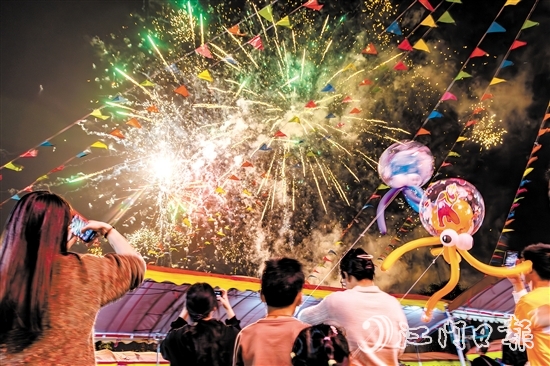 進(jìn)入夜晚，花炮會(huì)現(xiàn)場(chǎng)仍然非常熱鬧，絢麗煙花讓村民、游客大飽眼福。歐蕊榮