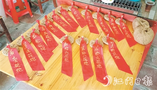 “搶炮”環(huán)節(jié)用的花炮頭由麻繩編織而成，如今“搶炮”被抽簽取代，既保留了傳統(tǒng)，又確保了安全。鶴城鎮(zhèn)供圖