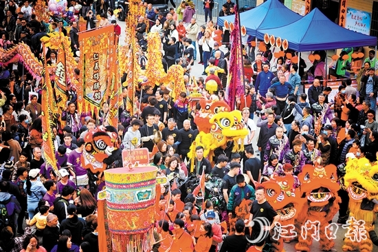 正月十六上午，小官田樟樹(shù)下村熱鬧非凡，村民們敲鑼打鼓，進(jìn)行“接炮”“還炮”等環(huán)節(jié)。