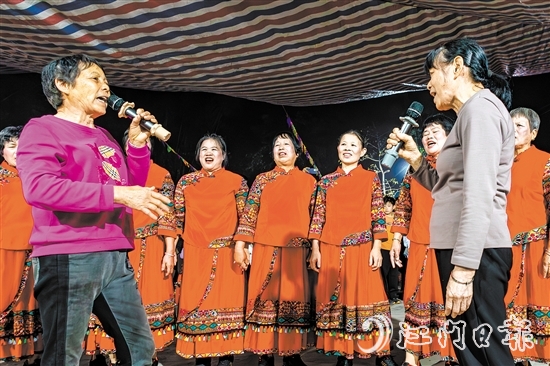 村民在花炮會(huì)上唱響《采茶歌》，詞韻精美，內(nèi)涵豐富。歐蕊榮