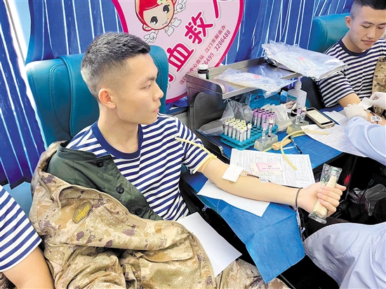 部隊官兵踴躍獻血。