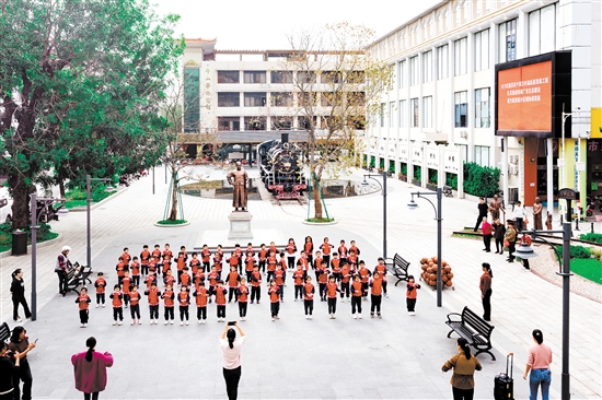 陳宜禧紀(jì)念廣場位于原斗山公園，在新寧鐵路舊址的起點(diǎn)上改建而成，內(nèi)有陳宜禧人物雕像、蒸汽火車頭、鐵路文化長廊等。