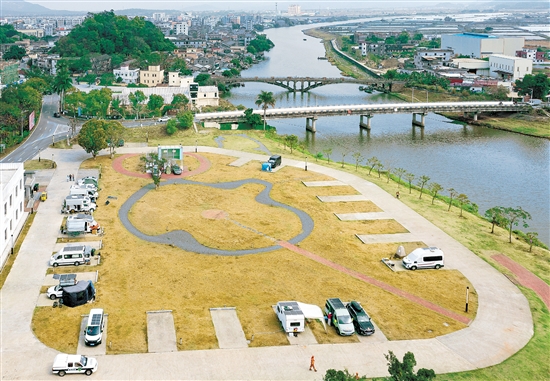 斗山河位于圩鎮(zhèn)河段，附近建有濱河公園等休閑場所，是親子活動、河畔散步的好去處。