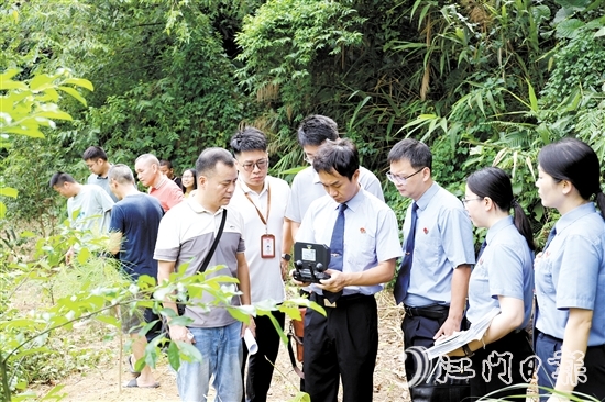 檢察干警借助無(wú)人機(jī)開(kāi)展調(diào)查取證工作。