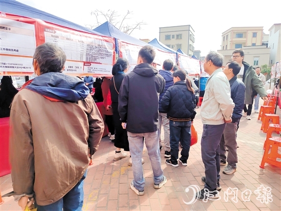 恩平市人社局在大槐鎮(zhèn)舉辦的招聘會(huì)吸引不少求職者到場。