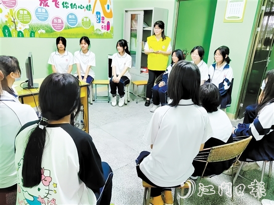 許浣愉（圖中黃衣者）在駐校期間為學(xué)生們做心理輔導(dǎo)。