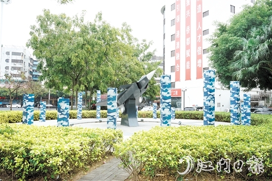 藍(lán)色迷彩環(huán)繞的戰(zhàn)斗機(jī)模型引人注目。