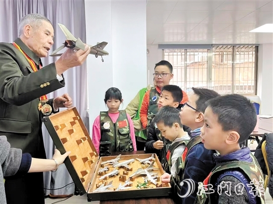 孩子們聽老兵講述國防重器的故事。