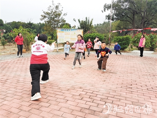 村委會(huì)利用小公園定期舉辦惠民活動(dòng)。