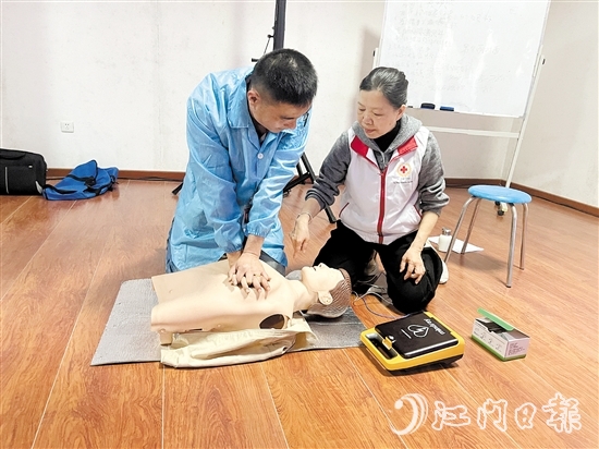 在講師的指導下，學員練習心肺復蘇（CPR+AED）技能。