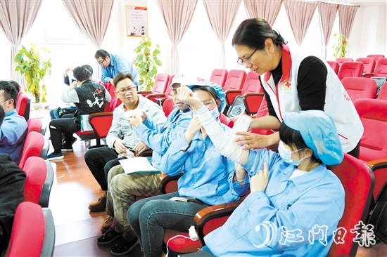 學員們兩兩配合，認真練習創(chuàng)傷包扎、骨折固定等技能。