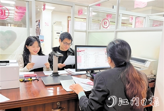 臺山市民政局婚姻登記處臨時增設(shè)3個“幸福專窗”，業(yè)務(wù)辦理效率提升了40%。