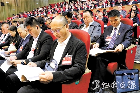 來自各條戰(zhàn)線的人大代表、政協(xié)委員熱議鶴山市政府工作報(bào)告。