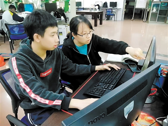 龐小玲（右一）認(rèn)真指導(dǎo)學(xué)生學(xué)習(xí)專(zhuān)業(yè)知識(shí)。