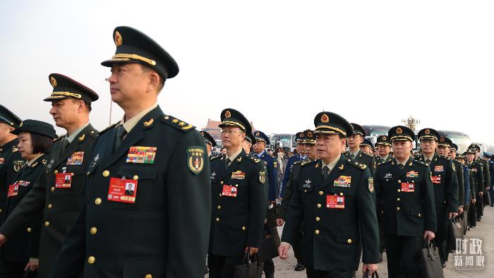 △出席十四屆全國人大三次會議的解放軍和武警部隊代表團代表。（總臺央視記者魏幫軍拍攝）