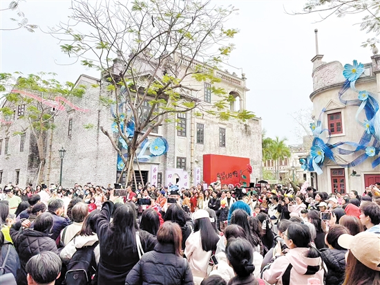 “三八”婦女節(jié)當天，赤坎華僑古鎮(zhèn)吸引眾多游客。赤坎華僑古鎮(zhèn)供圖。