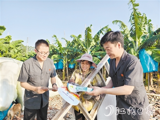 恩平法院干警深入田間地頭開(kāi)展基層普法。