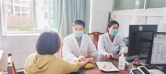 醫(yī)生對(duì)患者問診。