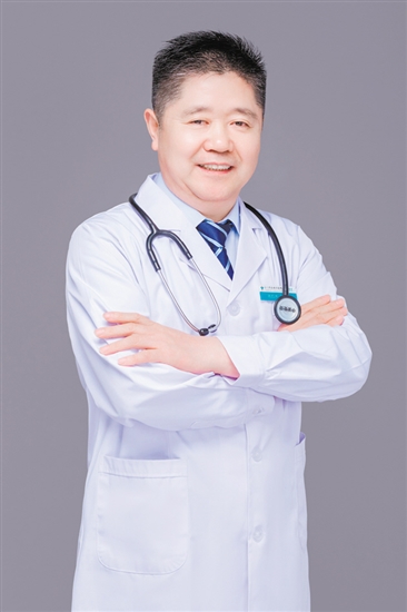 楊愛成：江門市五邑中醫(yī)院腎病科主任，主任醫(yī)師，醫(yī)學(xué)博士，暨南大學(xué)碩士生導(dǎo)師，嶺南名醫(yī)，江門市名醫(yī)。