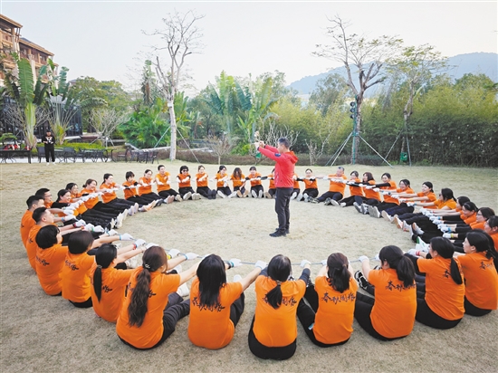 江門春秋國旅組織員工進(jìn)行團(tuán)建活動，增強(qiáng)團(tuán)體凝聚力。