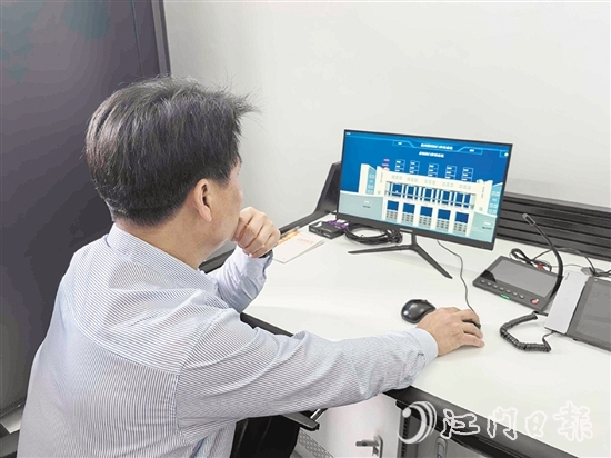 睦洲水閘工程管理所工作人員測試船閘、水閘智能控制系統(tǒng)。