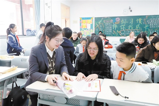班主任向家長(zhǎng)展示孩子在學(xué)習(xí)與成長(zhǎng)中的點(diǎn)點(diǎn)滴滴。
