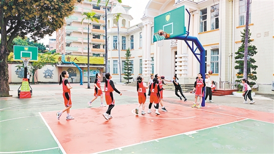 平山小學女子籃球隊開展“3v3”訓練賽，保持競賽狀態(tài)。