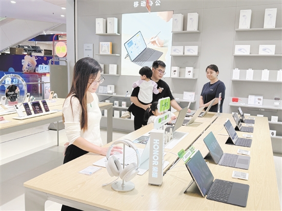 不少市民到門店看新款手機。