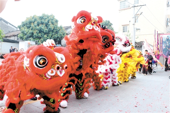 巡游途中，醒獅隊(duì)帶來(lái)活靈活現(xiàn)的舞獅表演。