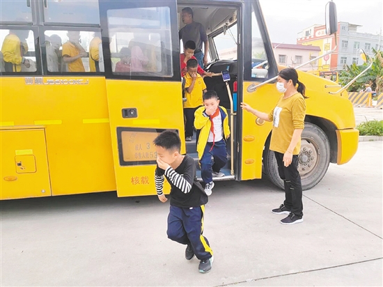 在校車(chē)應(yīng)急疏散演練中，值崗教師組織學(xué)生們有序疏散，指導(dǎo)學(xué)生們捂住口鼻，快速撤離校車(chē)。