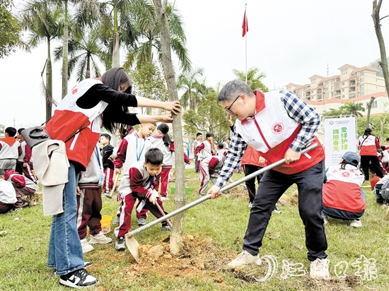鰲峰小學開展親子共植活動，家長與孩子一起合力參與勞動實踐。