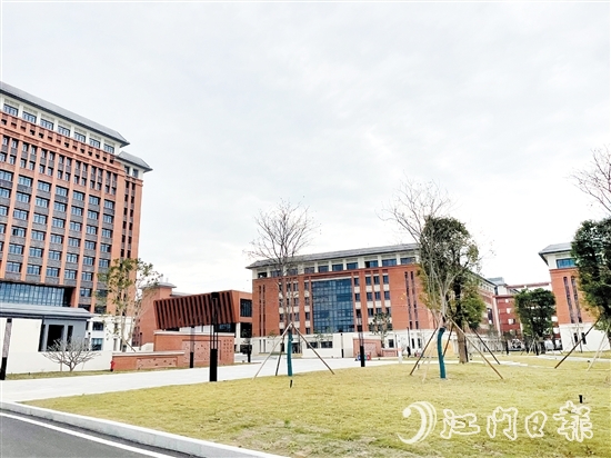 恩平智造學(xué)院設(shè)置在恩平市職教園內(nèi)，擁有優(yōu)質(zhì)的職業(yè)教育條件。