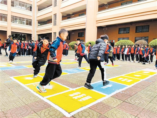 蓬江區(qū)農(nóng)林雙朗小學(xué)課間游戲很受學(xué)生歡迎。