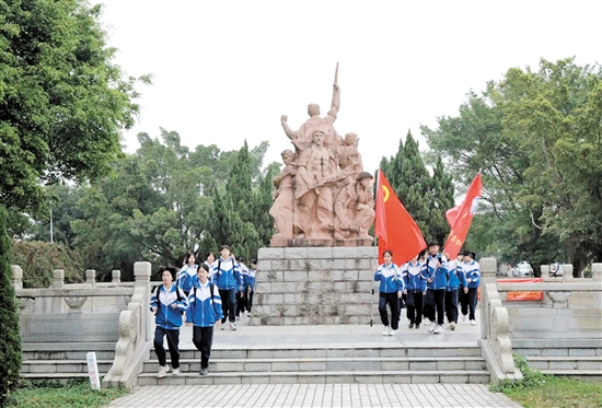 學(xué)生們參觀南樓紀(jì)念公園、聆聽南樓七烈士事跡。