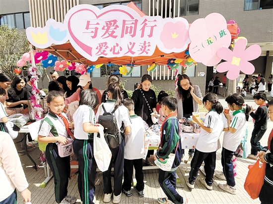 活動(dòng)現(xiàn)場(chǎng)，各班級(jí)的義賣(mài)攤位琳瑯滿目，學(xué)生們紛紛拿出自己親手制作的手工藝品、書(shū)籍、文具等物品進(jìn)行義賣(mài)。