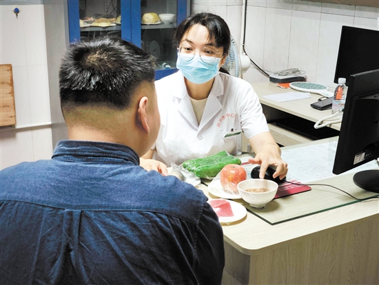 體重管理門診內(nèi)分泌科、營養(yǎng)科區(qū)長羅群芳向記者介紹食物所含熱量。